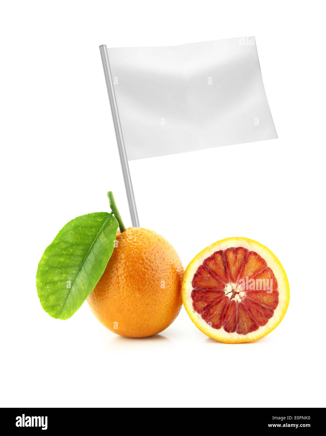 Sana e cibo organico concetto. Succo di arancia con bandiera che mostra i vantaggi o il prezzo dei frutti. Foto Stock