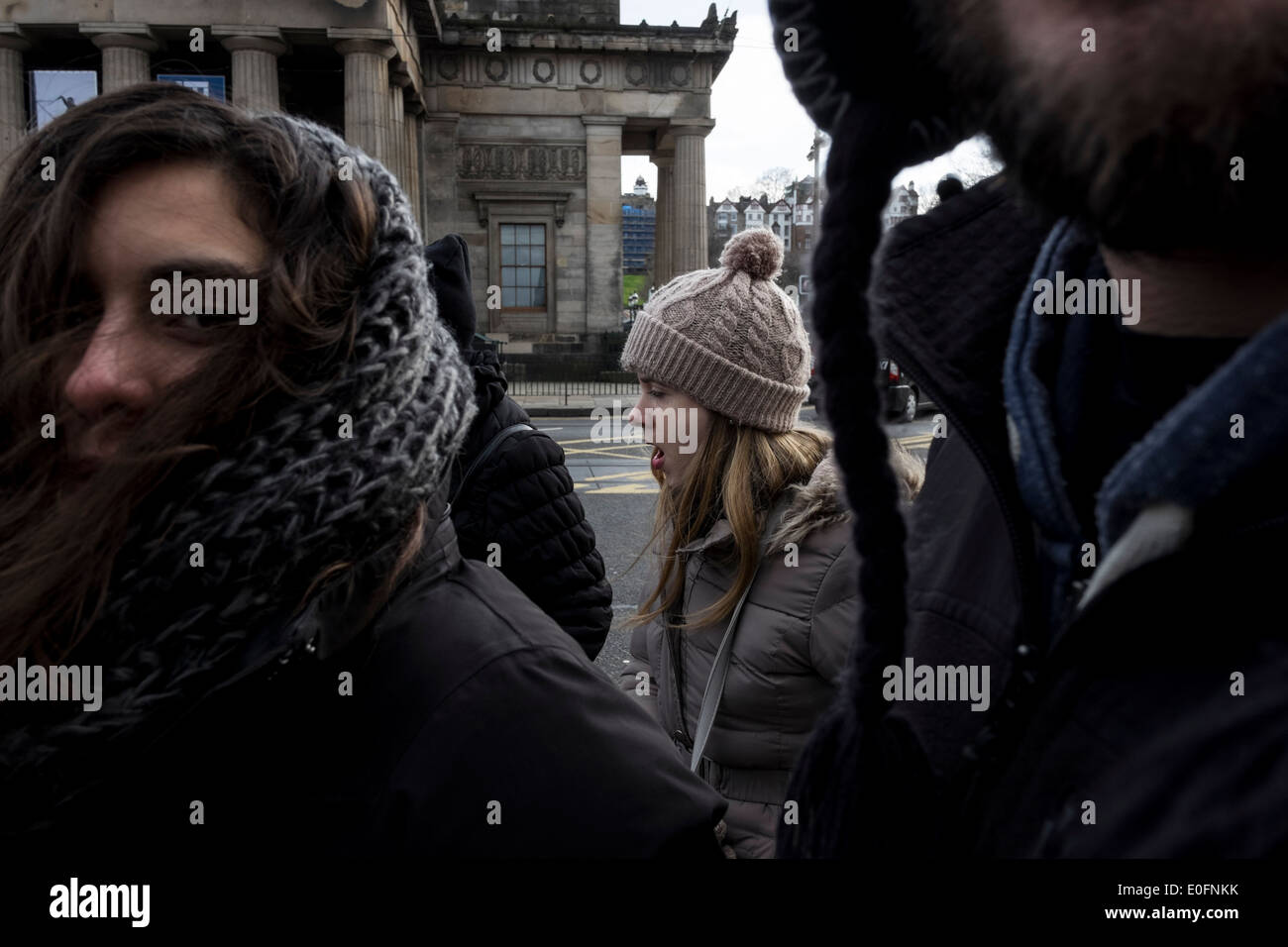 Edinburgh strada pedonale di vita quotidiana Foto Stock