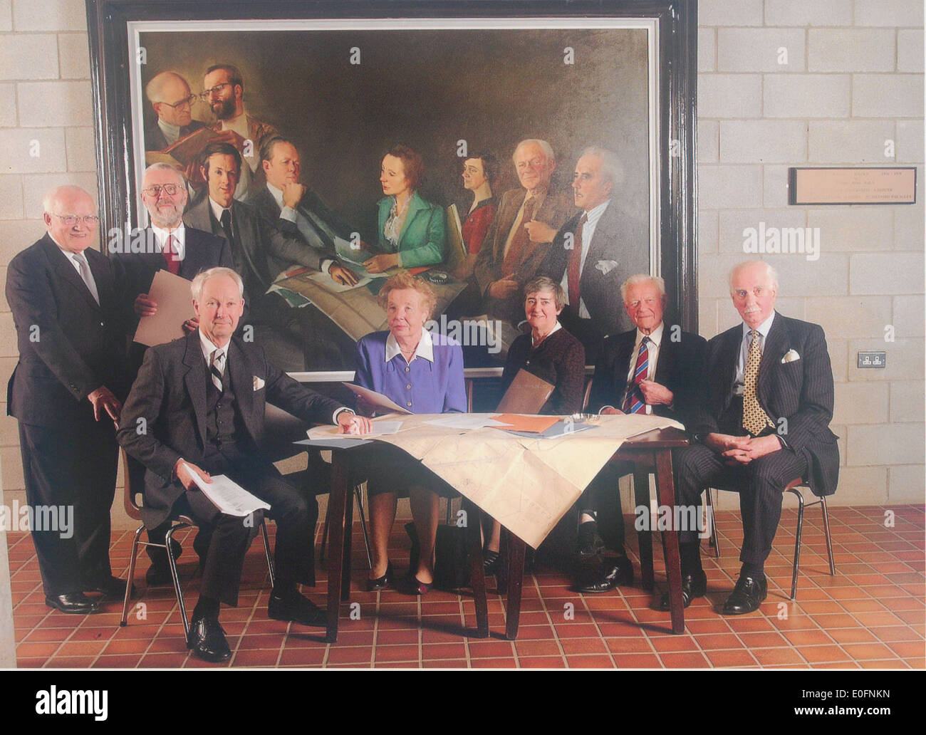 Membri del Comitato di pianificazione originale in posa con un dipinto di J.G. Lyons. L'immagine riflette le prime fasi di pianificazione di un importante progetto comunitario. Foto Stock