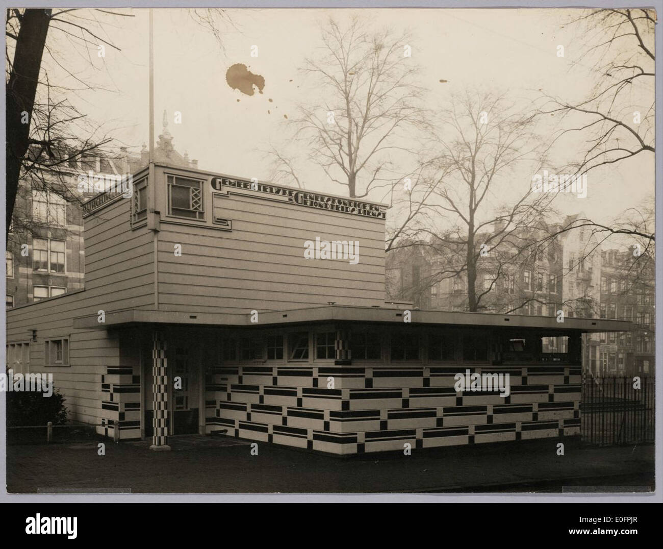 L'edificio Kantoorgebouw, che ospita il servizio di sanità pubblica municipale, riflette il design e l'architettura degli uffici di sanità pubblica in ambienti urbani. Foto Stock