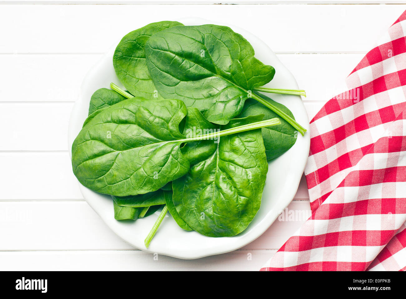 Il verde di foglie di spinaci su piastra Foto Stock