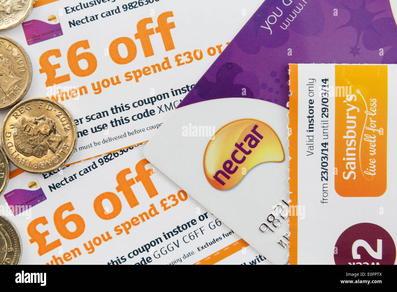 Scheda Nectar e sterlina inglese e delle monete in euro con 6 sterline soldi buoni sconto per salvare quando la spesa in un Sainsbury's supermercato store.Valore del denaro. Inghilterra Regno Unito Gran Bretagna Foto Stock