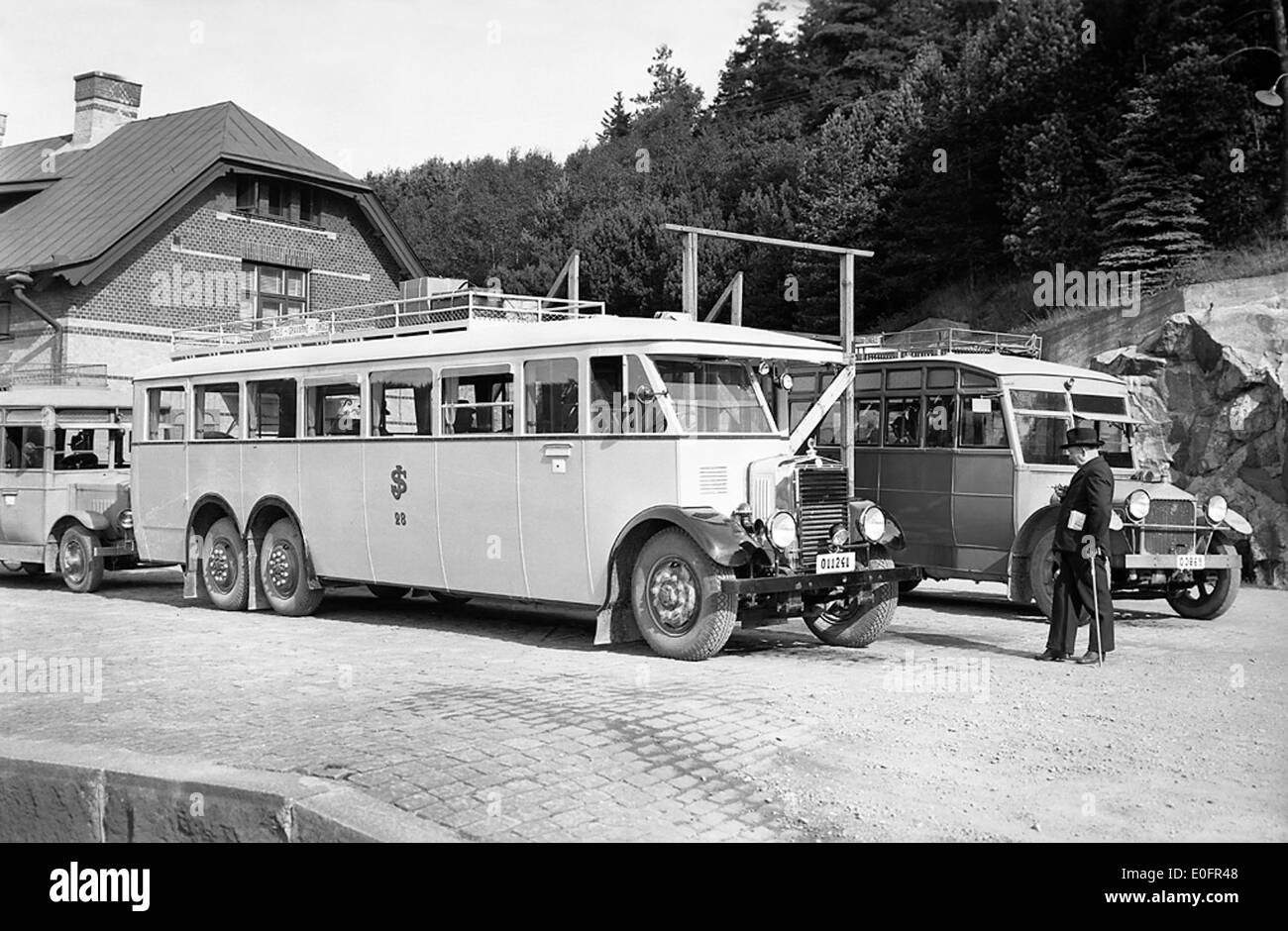 Una fotografia di Dingle, Bohuslän, Svezia, che mostra la bellezza costiera di questa città svedese. L'immagine evidenzia il paesaggio naturale, tra cui il mare, le barche da pesca e il fascino rurale della città. Foto Stock