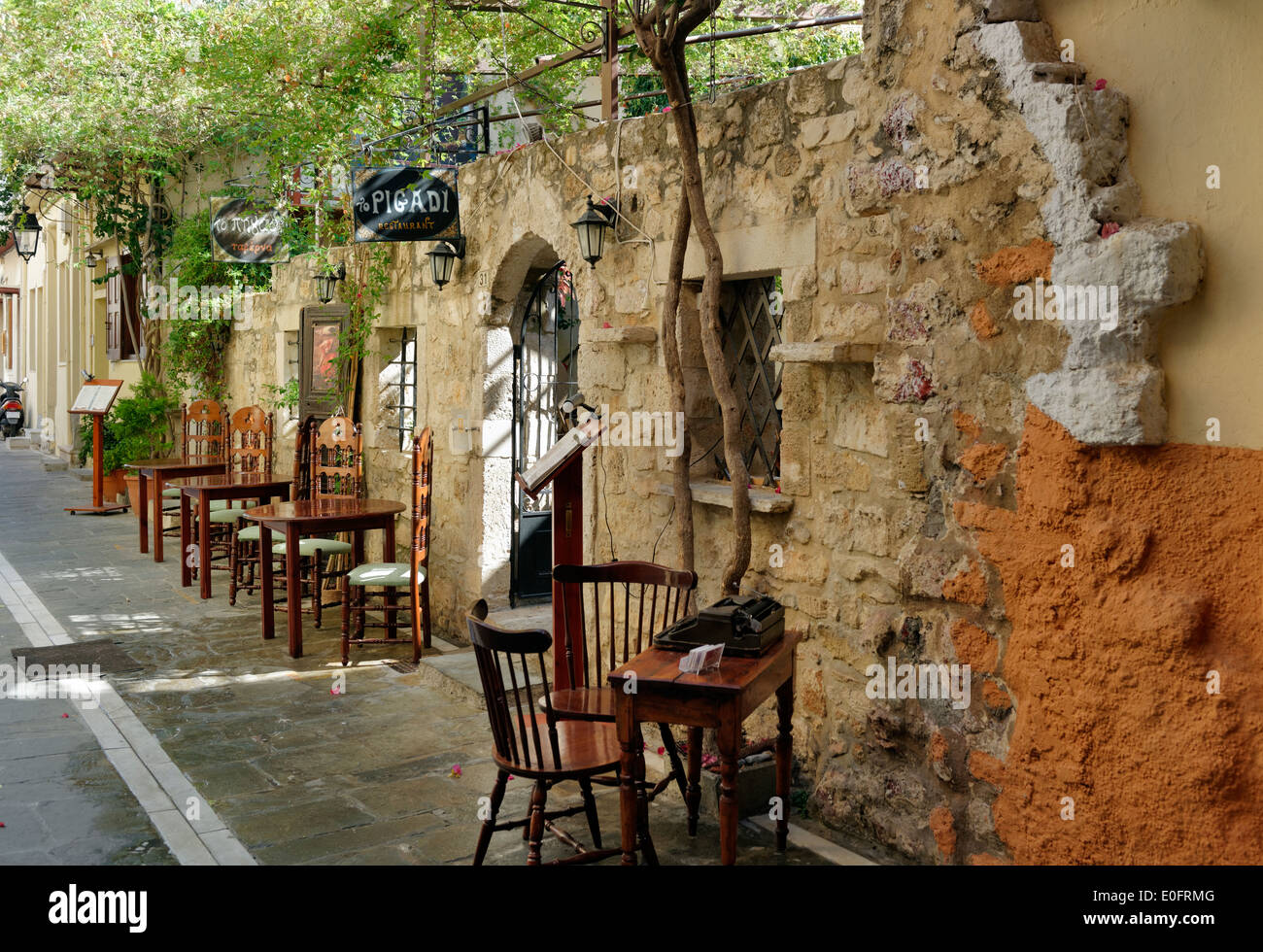 Ristorante Pigadi lungo una stretta strada in piastrelle nella città vecchia di Rethymno. Creta. La Grecia. Foto Stock