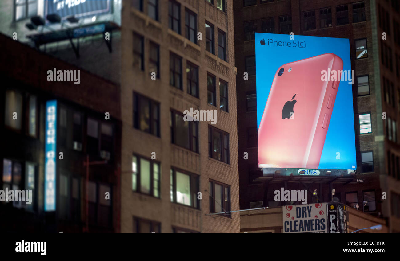 Un cartellone pubblicità Apple iPhone 5C nel centro di Manhattan a New York Martedì, 6 maggio 2014. (© Richard B. Levine) Foto Stock