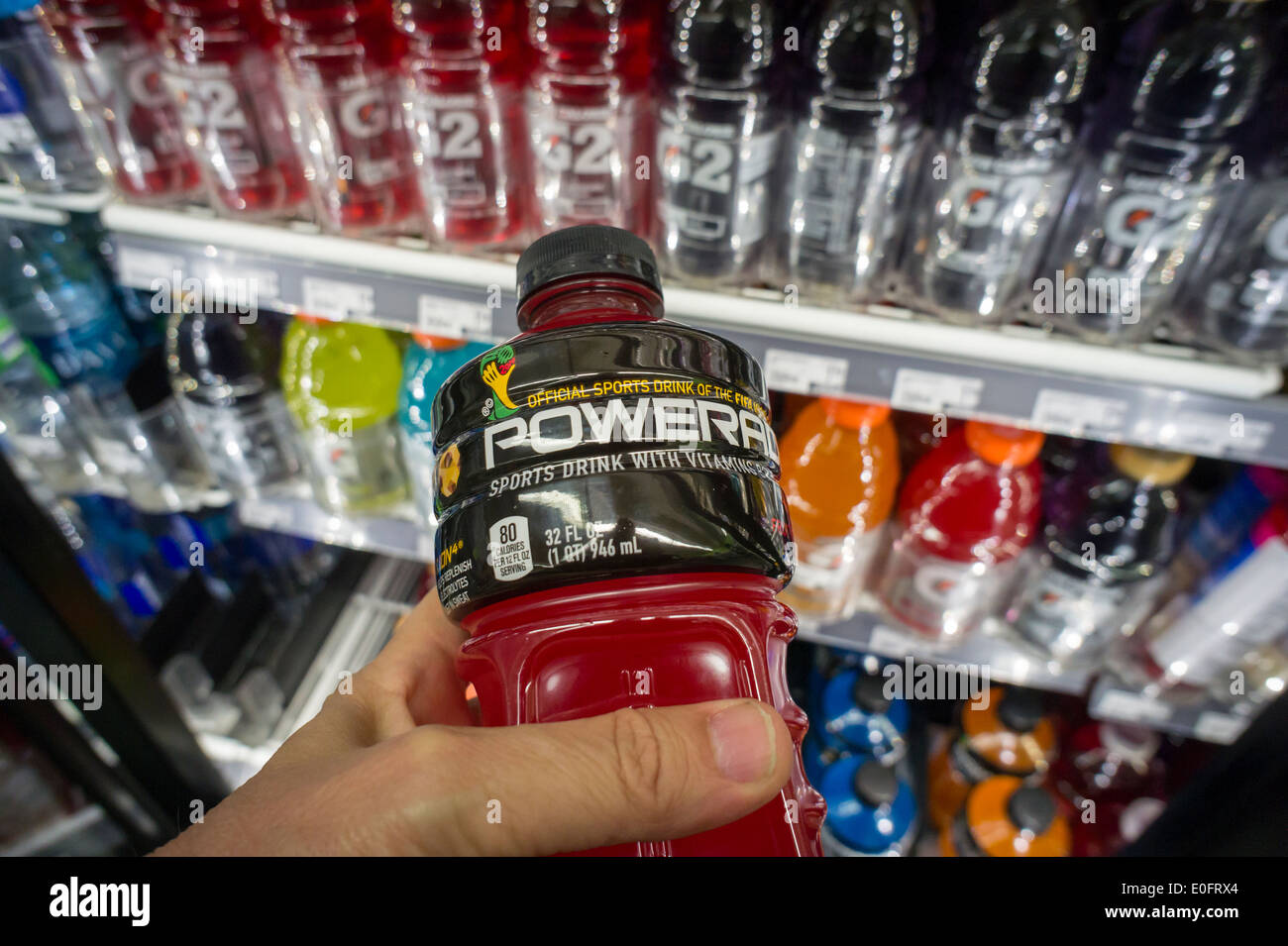 Il marchio Powerade bevande sportive da Coca Cola in un supermercato raffreddatore in New York Foto Stock