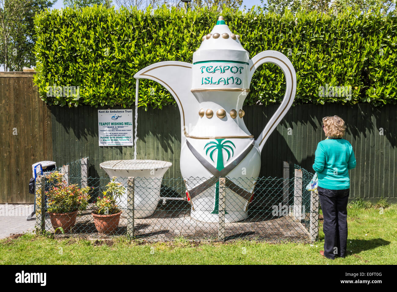 Modello grande teiera teiera a Isola Yalding Kent con oltre 7.000 diversi teiere in mostra Foto Stock