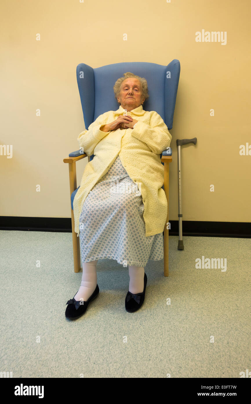 Signora anziana nel suo degli anni novanta in ospedale il giorno unità di cura sala esame essendo preparato per anestetico generale. Foto Stock