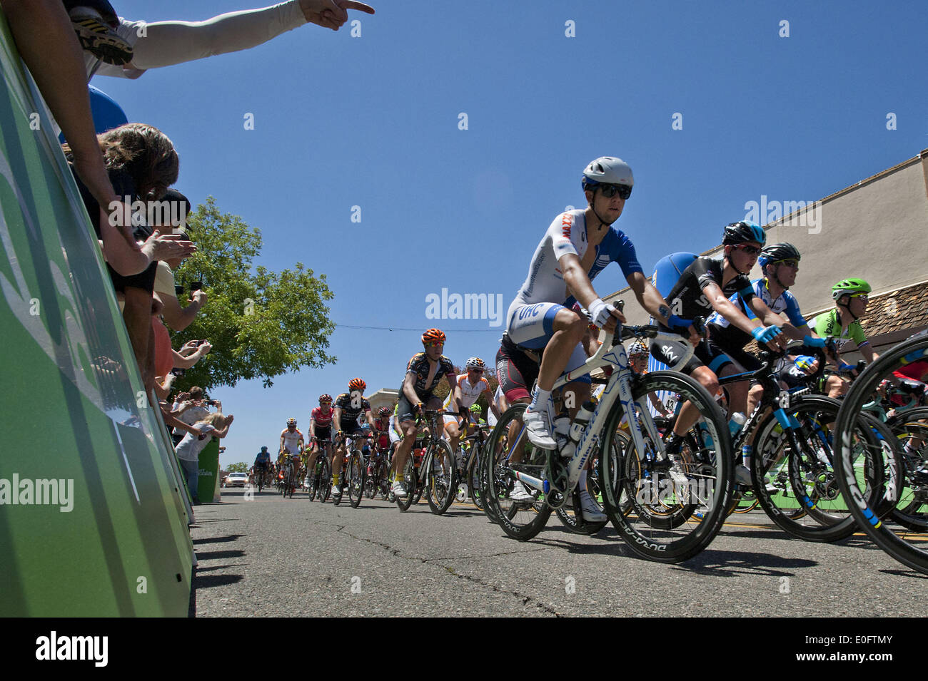 Sacramento, California, Stati Uniti d'America. 11 Maggio, 2014. Il peloton cavalca Lincoln modo durante la fase 1 della Amgen tour della California manifestazione ciclistica in Auburn domenica 11 maggio, 2014. © Randall Benton/Sacramento Bee/ZUMAPRESS.com/Alamy Live News Foto Stock