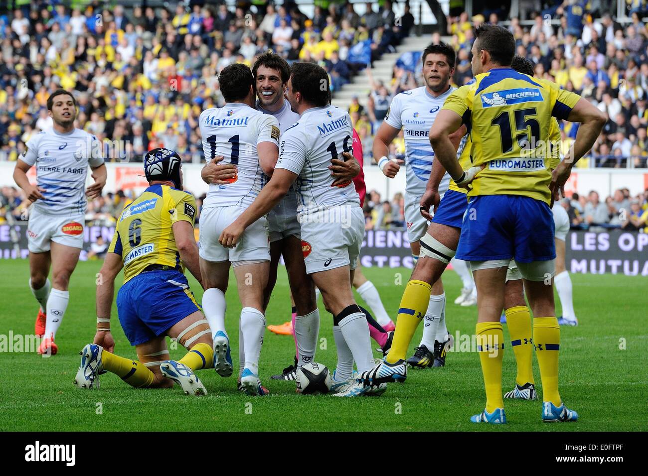 10.05.2014. Clermont-Ferrand, Auvergne, Francia. Top 14 Rugby Union. Clermont Ferrand rispetto a Castres . Celebrazioni fropm Lamerat Remi (castres) provare a marcatore Lee Byrne (clermont) Foto Stock