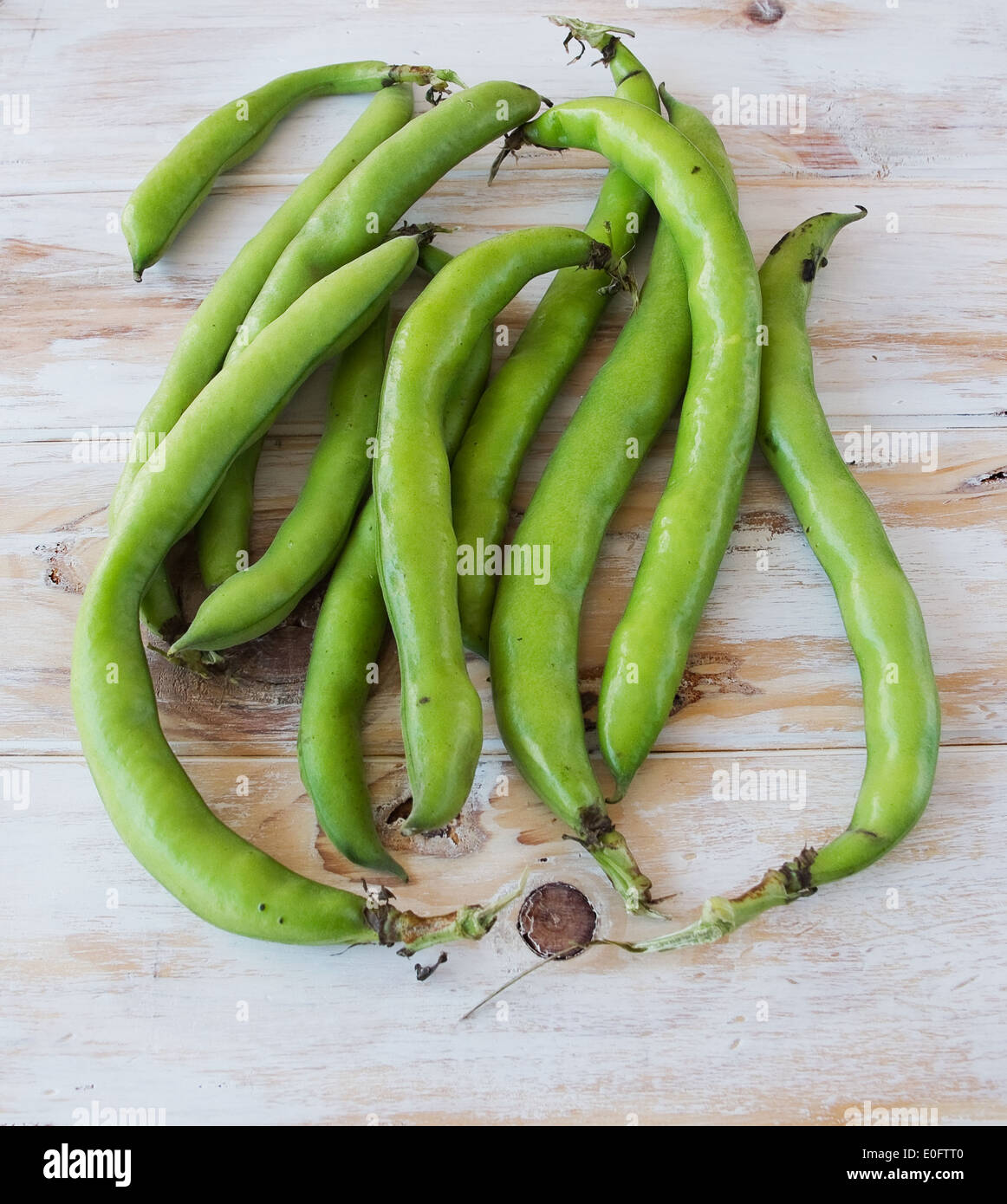 Seedcases ecologico fave in un tavolo di legno. Foto Stock