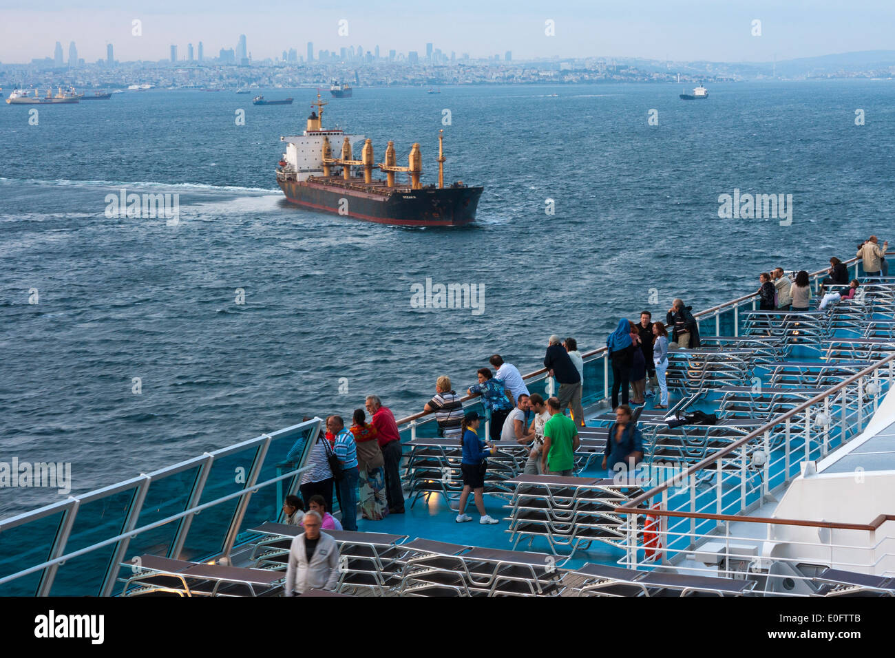 Nave da crociera Costa Serena avvicinando Istanbul, Turchia Foto Stock