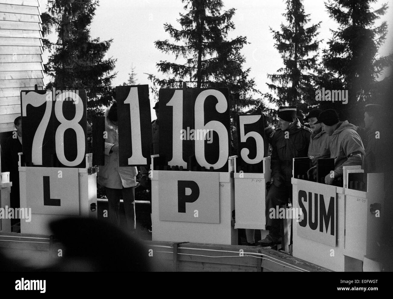 Björn Wirkolas segna nello speciale evento di salto con gli sci ai Campionati del mondo di sci 1966 a Midtstubakken, Norvegia, viene catturato qui, insieme al paesaggio circostante e all'ambientazione dell'evento. Foto Stock