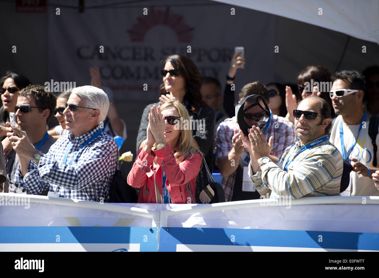 11 maggio 2014 - Sacramento, CA, Stati Uniti d'America - Ventilatori allegria durante l'inizio della AMGEN Tour della California domenica 11 maggio, 2014. (Credito Immagine: © Hector Amezcua/Sacramento Bee/ZUMAPRESS.com) Foto Stock