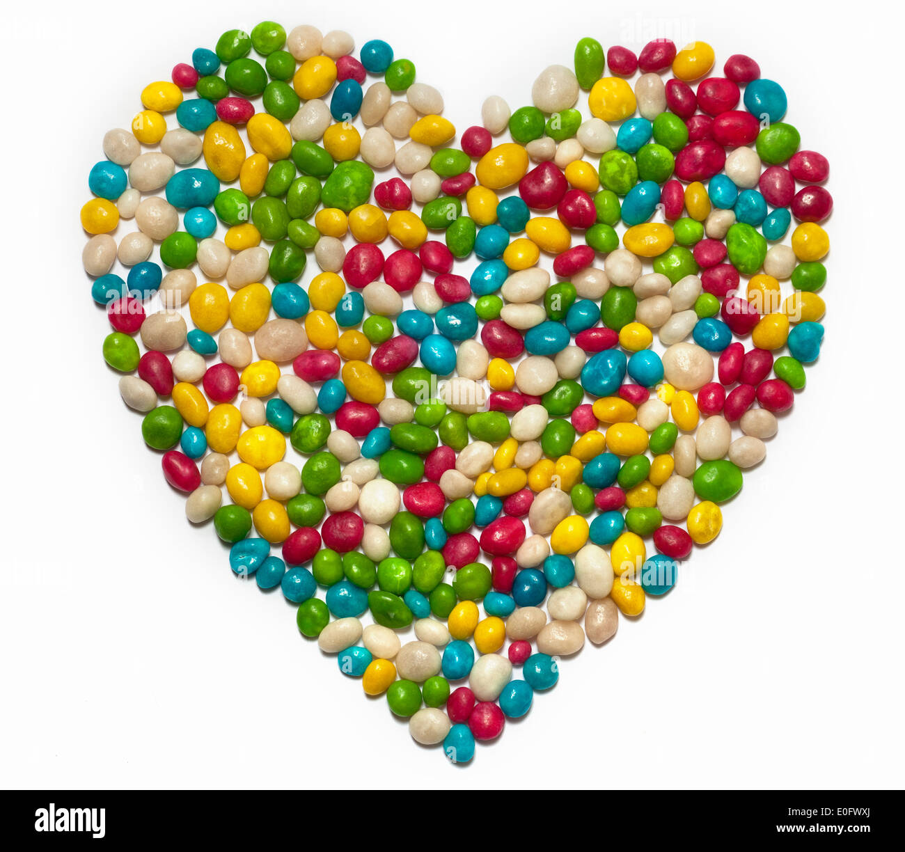 Caramelle colorate a forma di cuore isolato su sfondo bianco Foto Stock