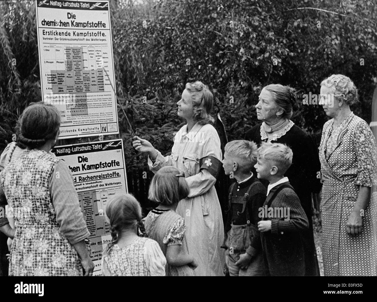 Un'immagine storica che raffigura gli sforzi in tempo di guerra degli studenti tedeschi durante la seconda guerra mondiale. La fotografia riflette il coinvolgimento dei giovani nella guerra, in particolare nella Germania controllata dai nazisti, sotto l'influenza del regime di Hitler. Foto Stock