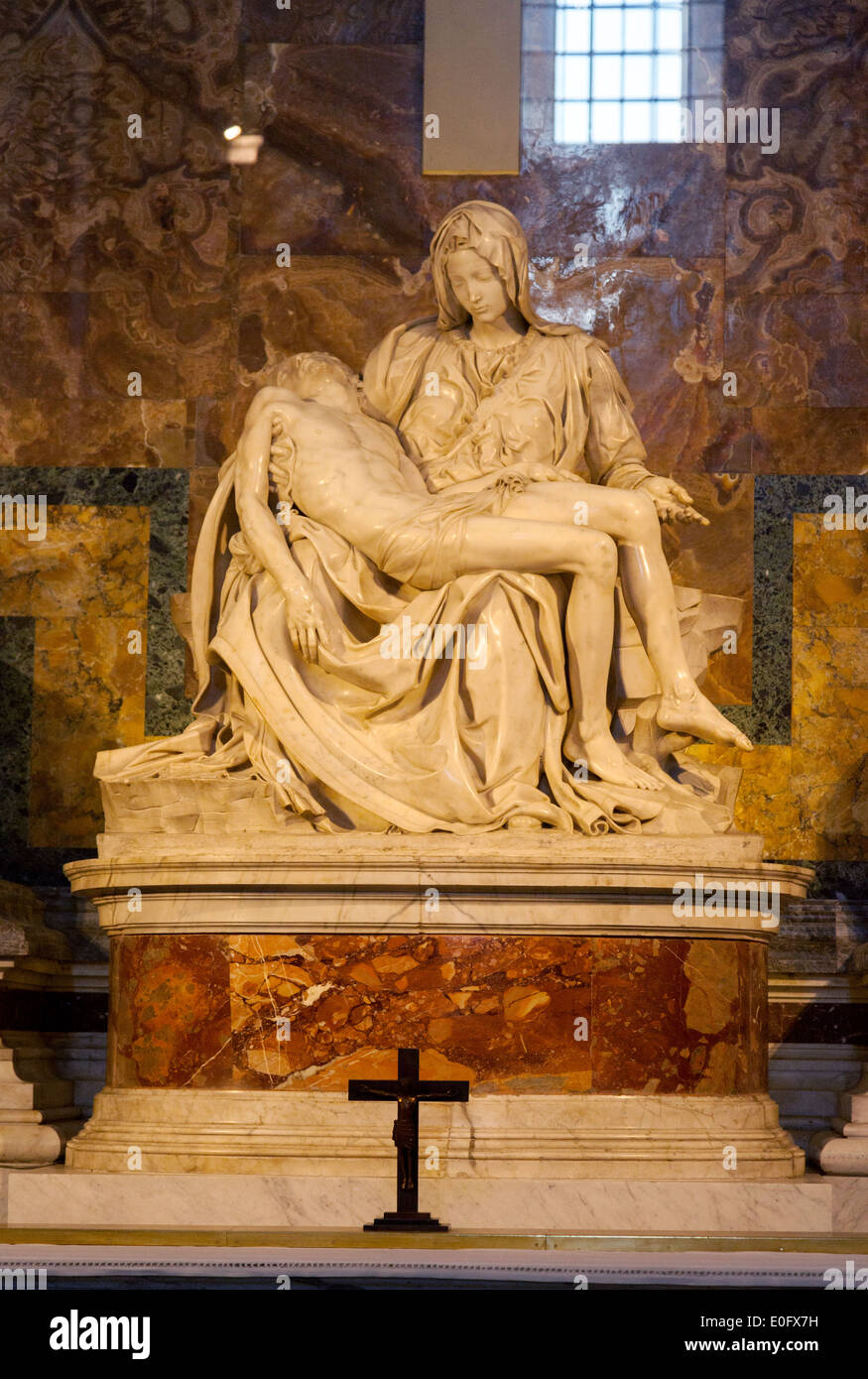 Pietà di Michelangelo, 1498-1499, interno, Basilica di San Pietro, città del Vaticano, Roma Italia Europa. Statua di Michelangelo Pieta Foto Stock