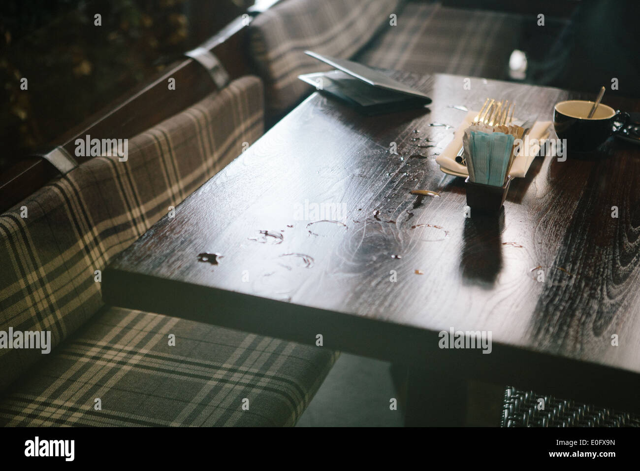 Tavolo con controllo e incompiuta bevanda caffè nella hall dell'albergo ristorante di New York Foto Stock