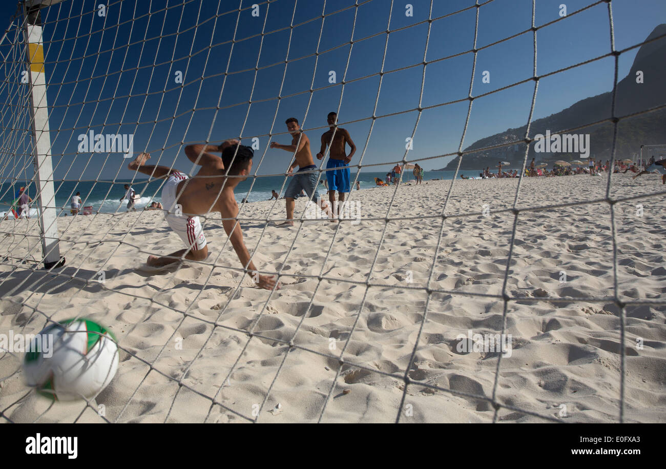 In Brasile gli uomini a giocare il gioco del calcio di Ipanema e Leblon Beach, a Rio de Janeiro Foto Stock