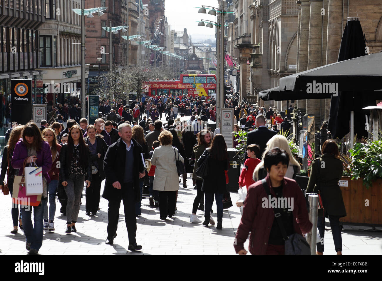 Buchanan Street, Glasgow, vista a sud per le persone che camminano nel trafficato centro della città, Scozia, Regno Unito Foto Stock