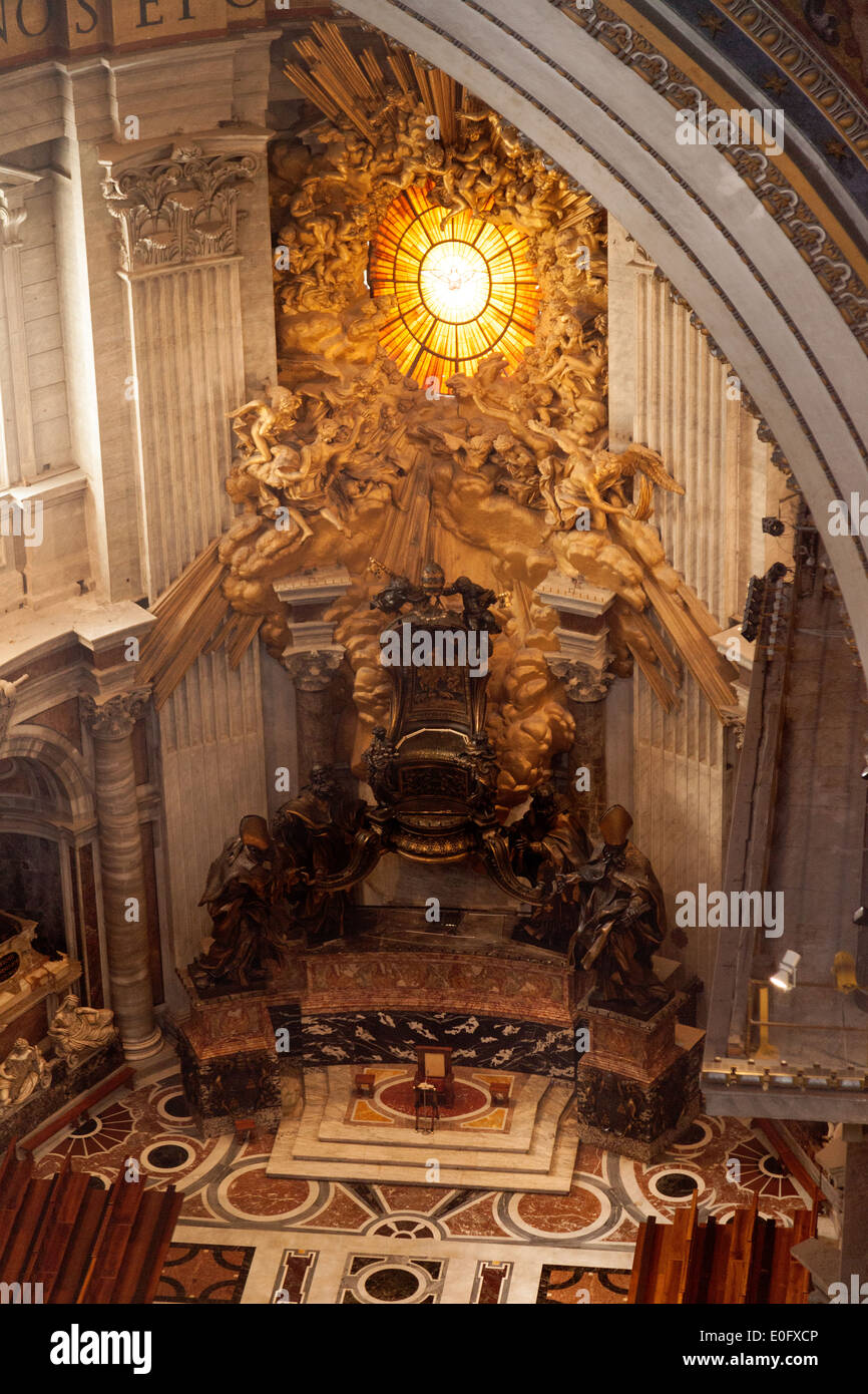 L abside, con Bernini Cathedra Petri, Basilica di San Pietro Chiesa, Città del Vaticano, Roma Italia Europa Foto Stock