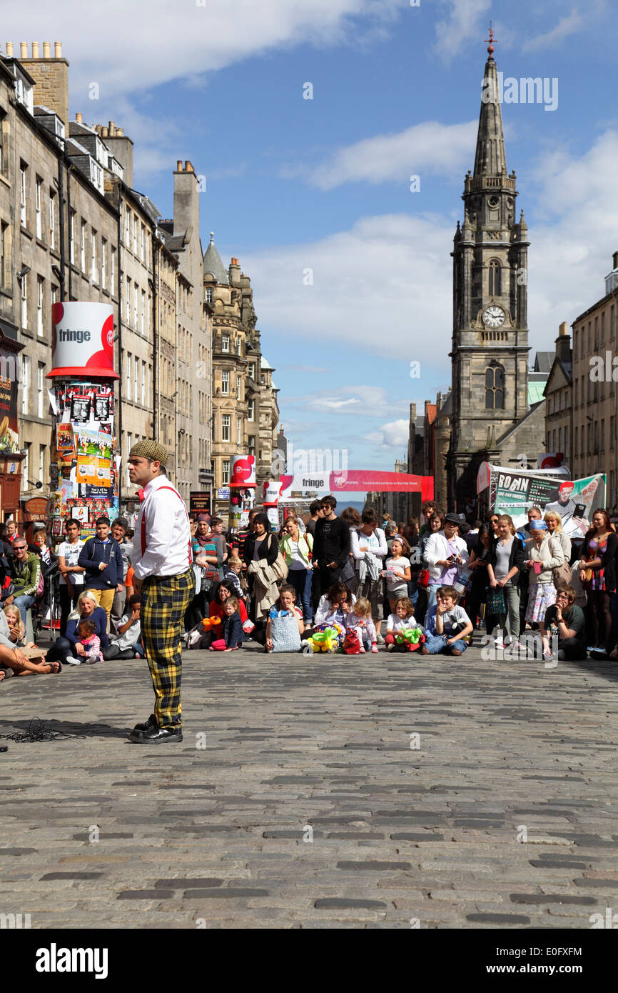 Il comico portoghese Pedro Tochas di Street Performer intrattiene una folla sul Royal Mile all'Edinburgh International Festival Fringe, Scozia, Regno Unito Foto Stock