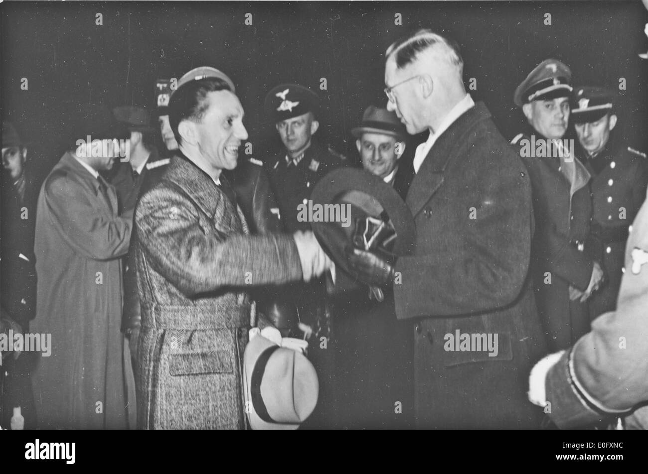 Un'immagine storica raffigurante Joseph Goebbels e Terboven, figure chiave della Germania nazista, sullo sfondo di paesaggi di guerra, simboleggiando l'occupazione nazista e le figure politiche associate. Foto Stock