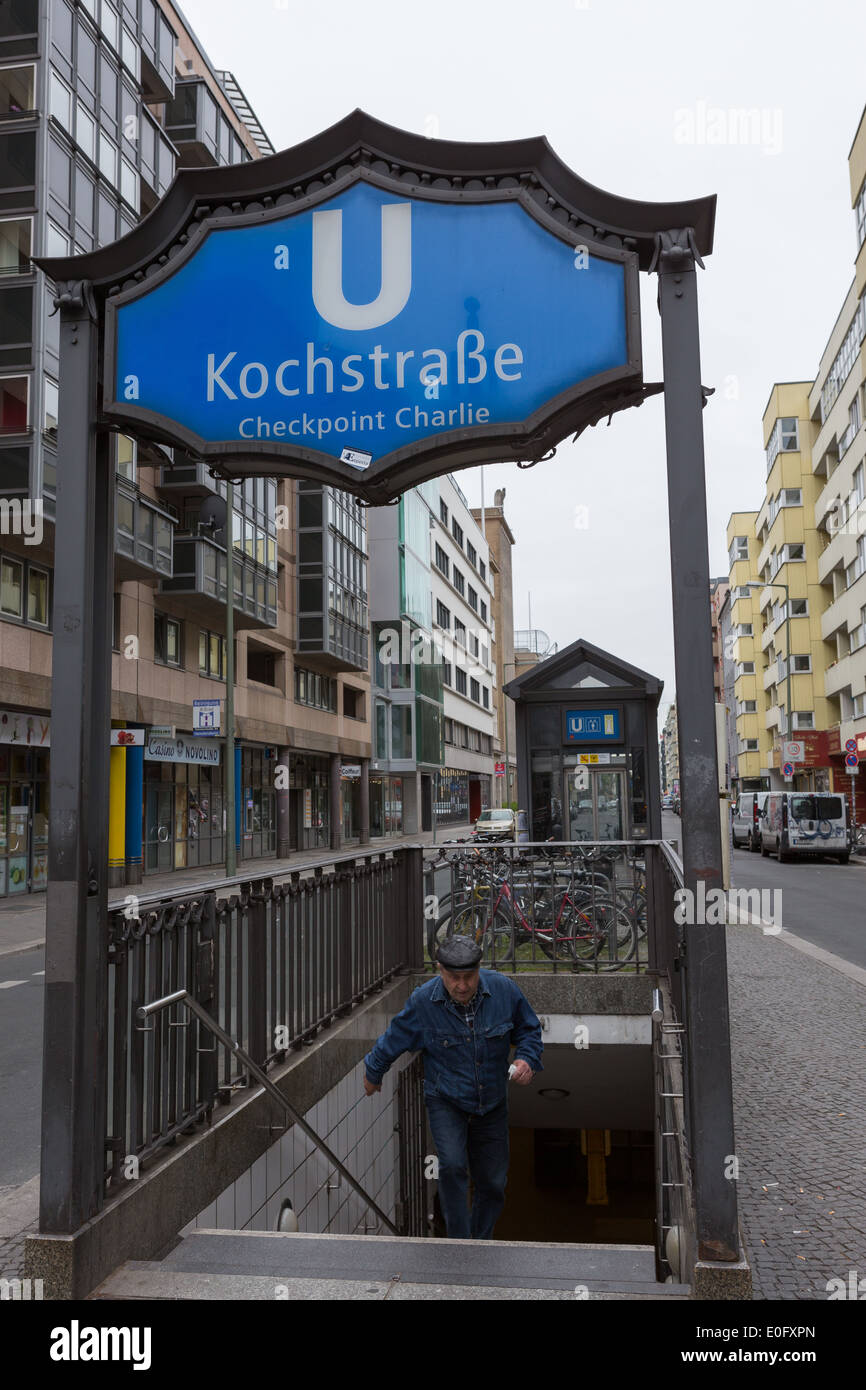 Un uomo esce dal la fermata della metropolitana Kochstraße di Berlino, vicino al Checkpoint Charlie Foto Stock