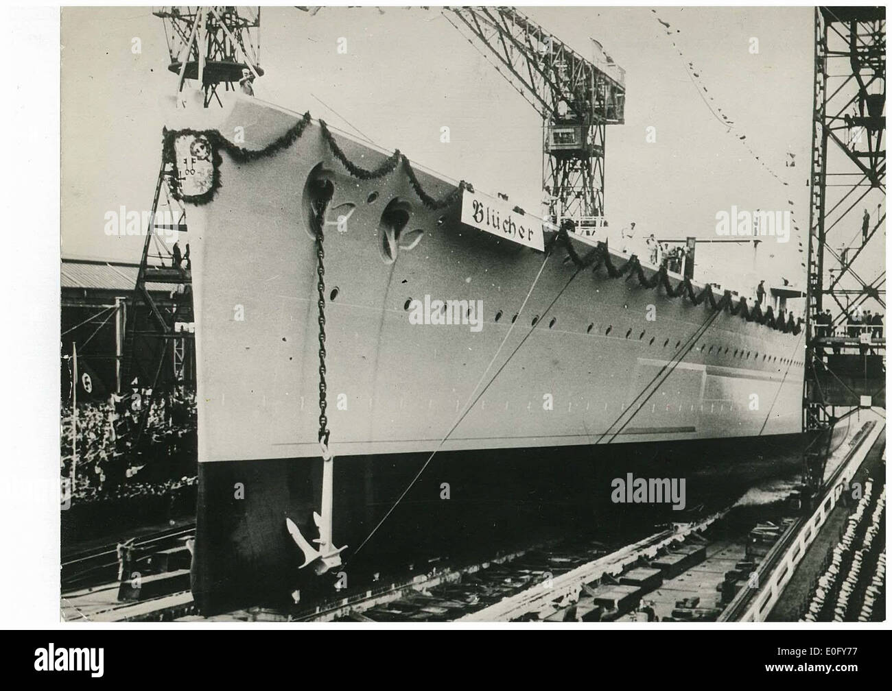 Questa immagine cattura il lancio di una nave della classe Admiral Hipper, in particolare la Blücher, costruita presso il cantiere Deutsche Werke. La nave fu commissionata dalla Germania nazista durante la seconda guerra mondiale Foto Stock