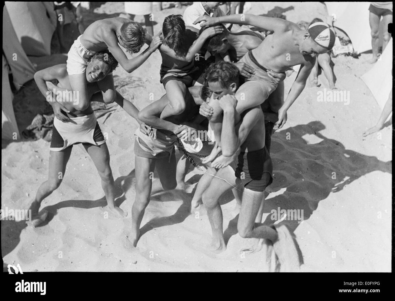 I giovani si vedono godersi il loro tempo in spiaggia in questa fotografia, probabilmente scattata in Norvegia. L'immagine cattura un momento estivo spensierato sulla riva. Foto Stock