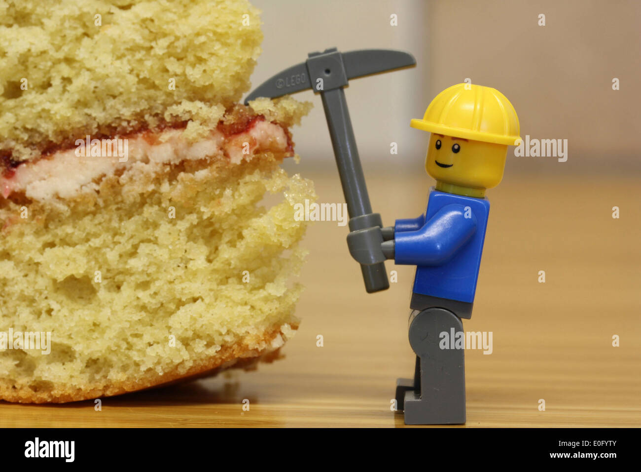 Lego aiuta l uomo a se stesso di un pezzo di torta! Foto Stock