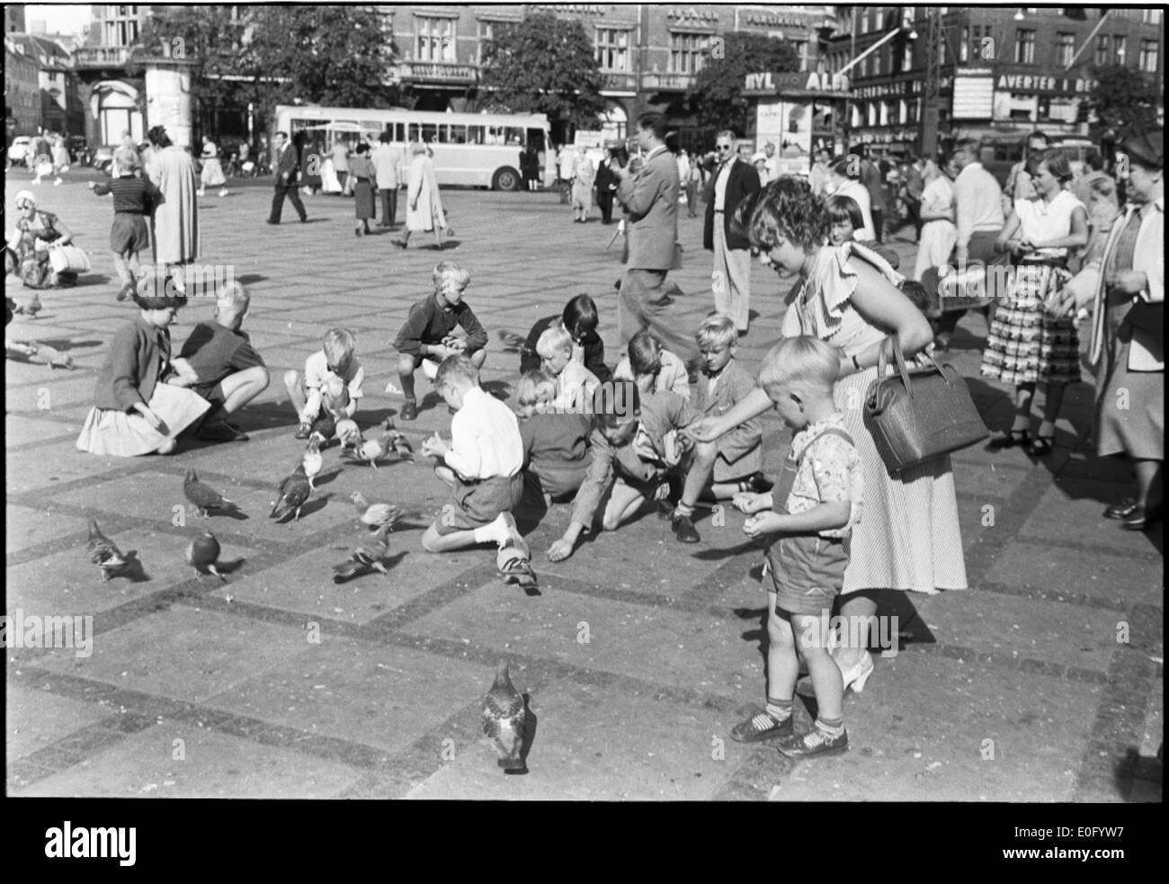 Un'immagine in bianco e nero di un ragazzo circondato dalla natura, con una danza in campo aperto, che mostra la vita rurale e le attività tradizionali. La scena cattura i dintorni naturali della zona con un focus rurale storico. Foto Stock
