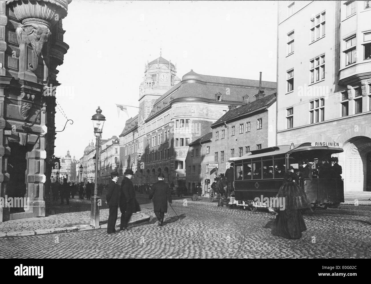 Una fotografia storica di un tram a cavallo a Stoccolma nel 1904. Questa foto raffigura i primi trasporti urbani nella capitale svedese, mostrando i tram trainati da cavalli utilizzati prima dell'avvento del trasporto motorizzato. Foto Stock