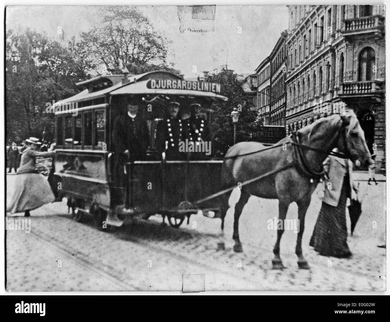 Una fotografia di un tram trainato da cavalli a Stoccolma intorno al 1900, che mostra i primi metodi di trasporto nella capitale svedese. Foto Stock