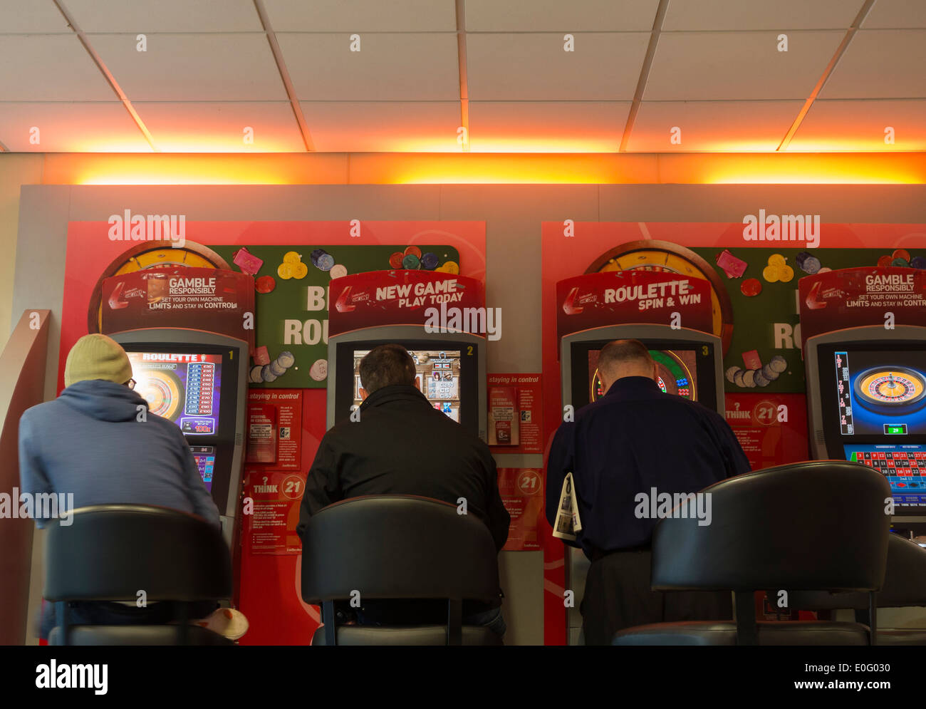 Fixed Odds macchine da gioco in Ladbrokes Betting shop. Regno Unito Foto Stock