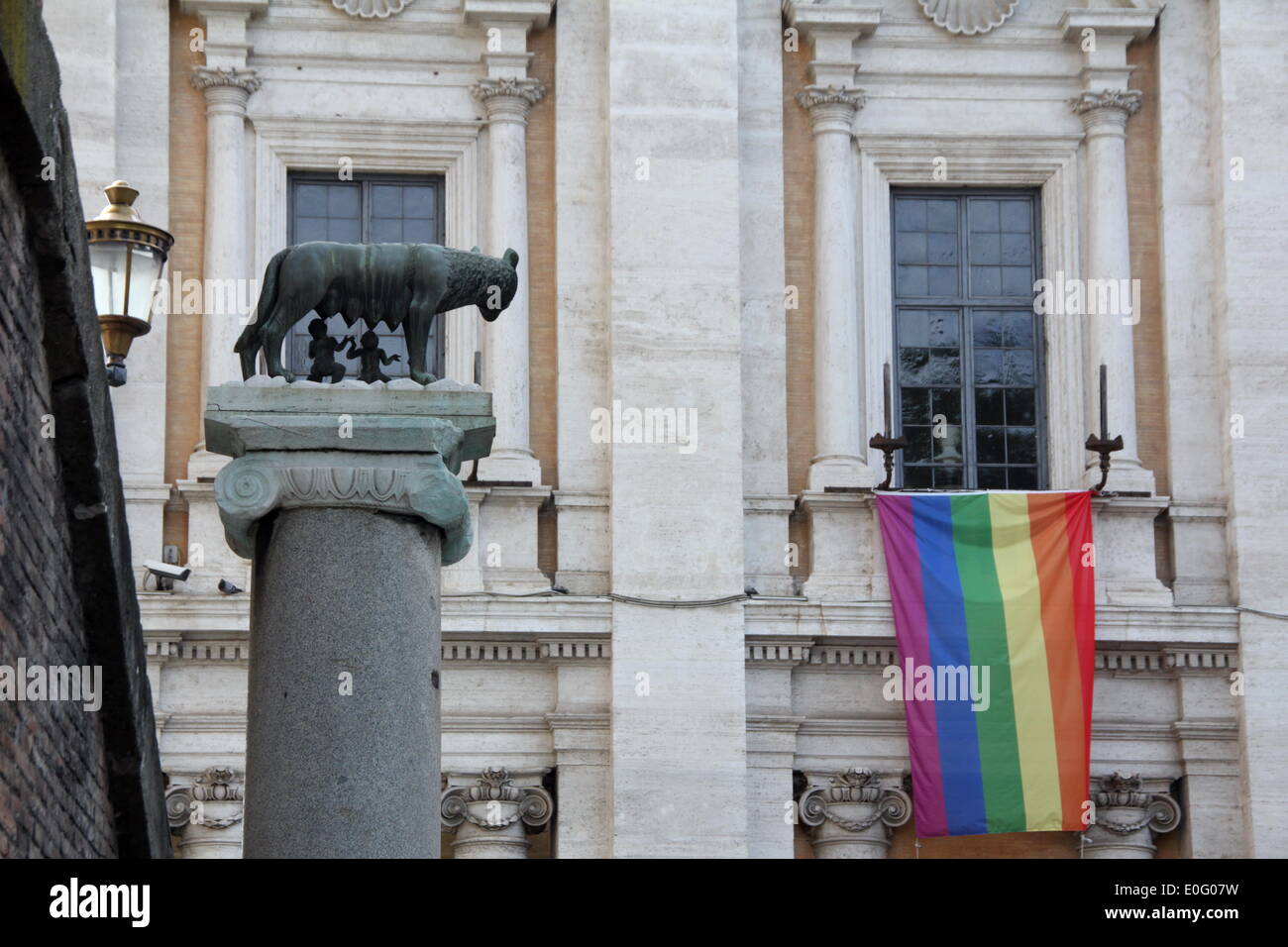 Roma Italia. 12 maggio 2014 bandiera arcobaleno visualizzato in Campidoglio a Roma città edificio del Consiglio a sostegno per i diritti dei gay durante la settimana Arcobaleno a Roma Italia. Credito: Gari Wyn Williams / Alamy Live News Foto Stock