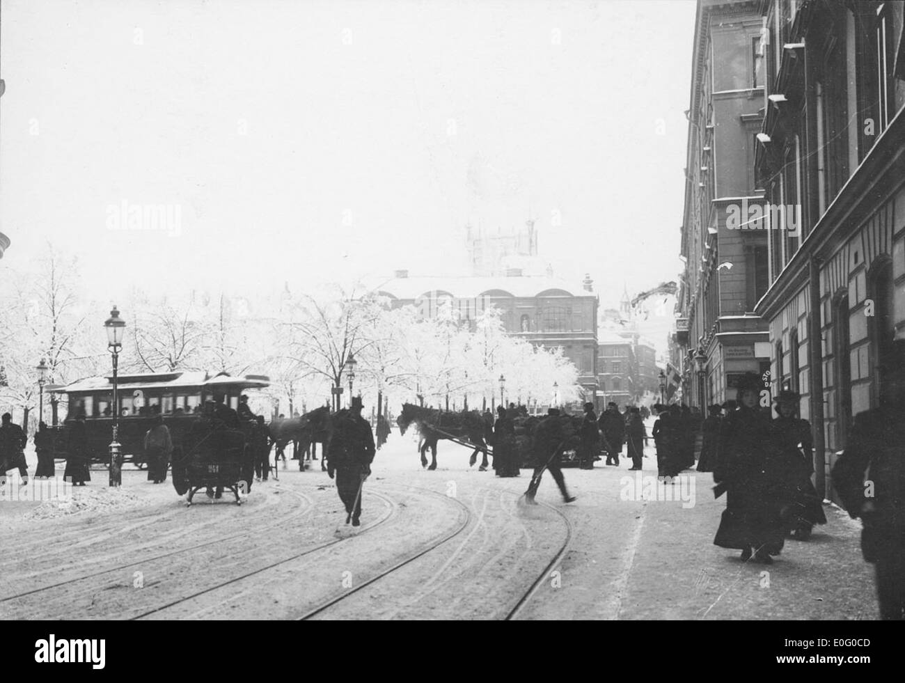 Un tram trainato da cavalli a Kungsträdgården, Stoccolma, intorno al 1890. Questa immagine storica mostra i primi giorni del trasporto urbano a Stoccolma, evidenziando il ruolo dei tram a cavallo prima dell'avvento dei veicoli a motore. Foto Stock