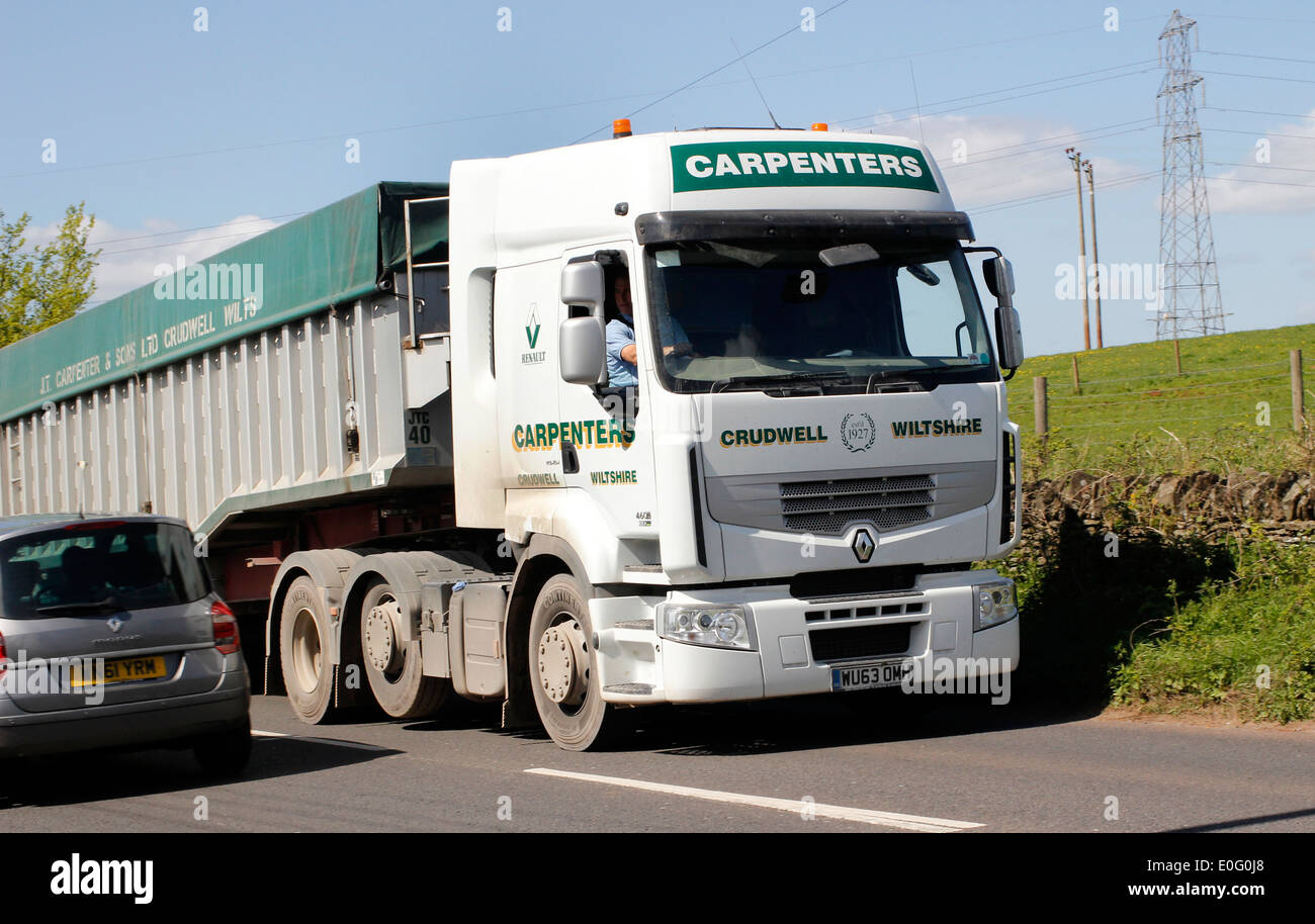 Heavy commercial trucks in un paese rurale road, Foto Stock