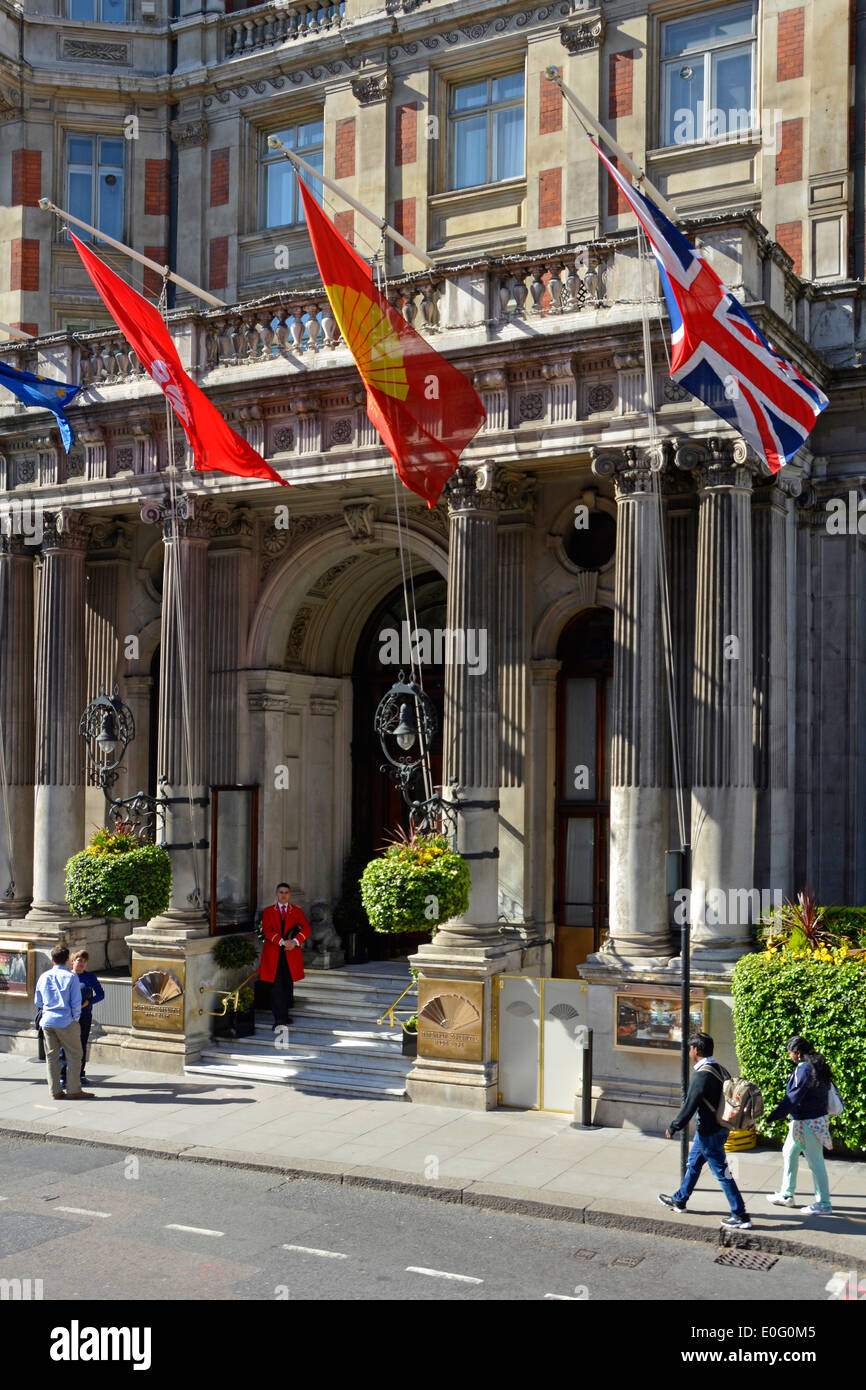 Knightsbridge portiere e bandiere fuori dall'ingresso di cinque stelle Lusso Mandarin Oriental Hotel Hyde Park Londra Inghilterra Foto Stock