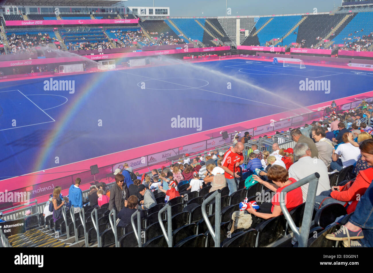 Riverbank Arena a Londra 2012 Olympic Park Paralympic Games spruzzatura d'acqua su erba blu artificiale per 7 a parte il calcio a Hackney Wick Inghilterra UK Foto Stock
