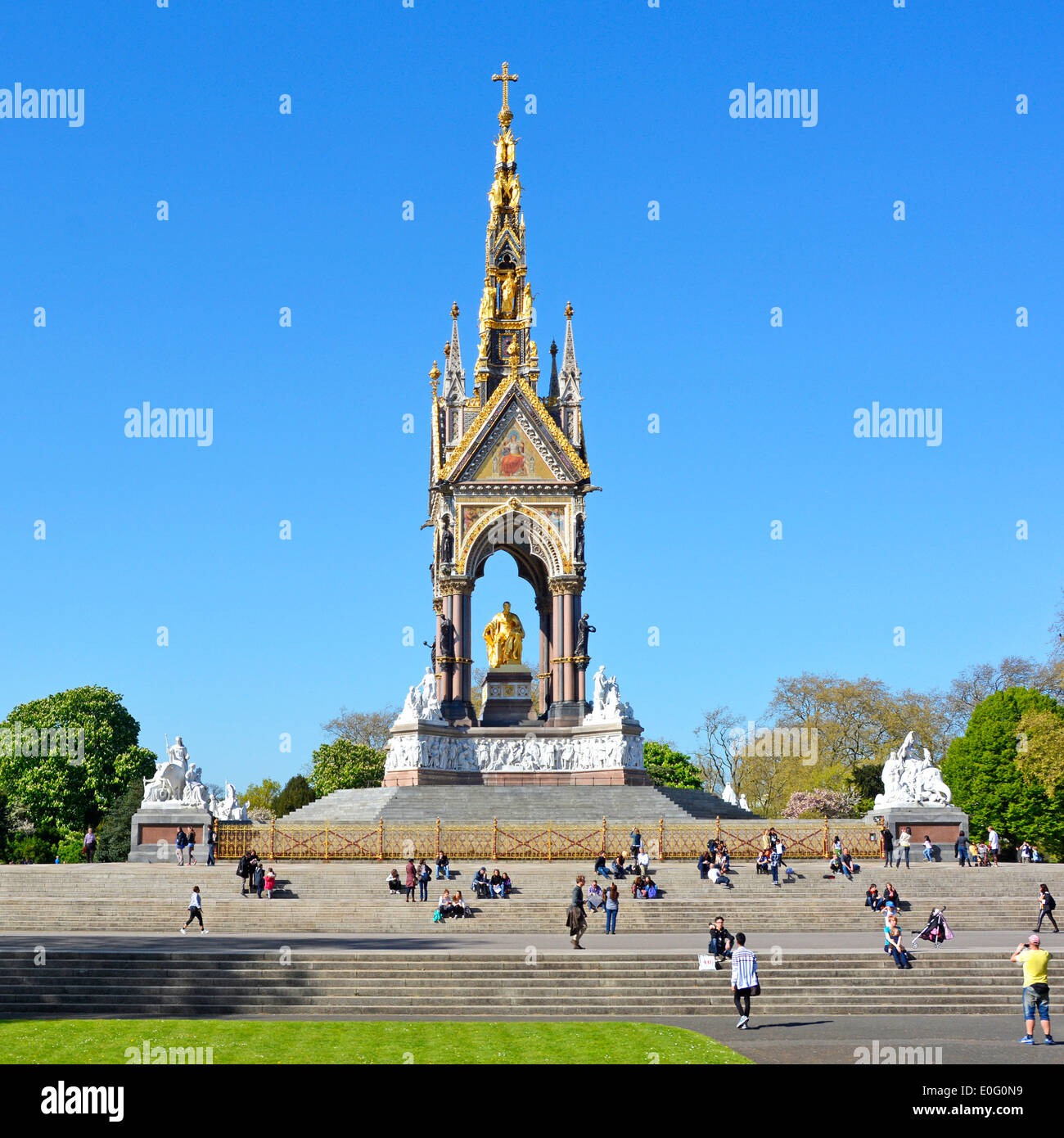 Storico monumento turistico vittoriano di Londra Albert Memorial nel paesaggio dei Kensington Gardens con il principe Alberto seduto giorno blu cielo Londra Inghilterra Regno Unito Foto Stock