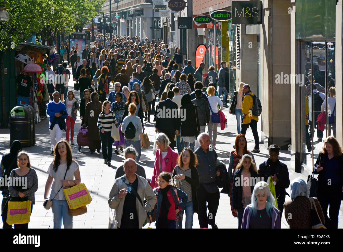 Vista aerea folla di negozi che camminano lungo l'affollato marciapiede di Oxford Street con il famoso negozio di marca e le indicazioni per il West End London England UK Foto Stock