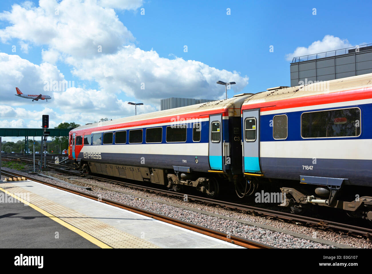 Il treno Gatwick Express presso l'aeroporto di Gatwick alla stazione con Easy Jet atterraggio aereo Foto Stock