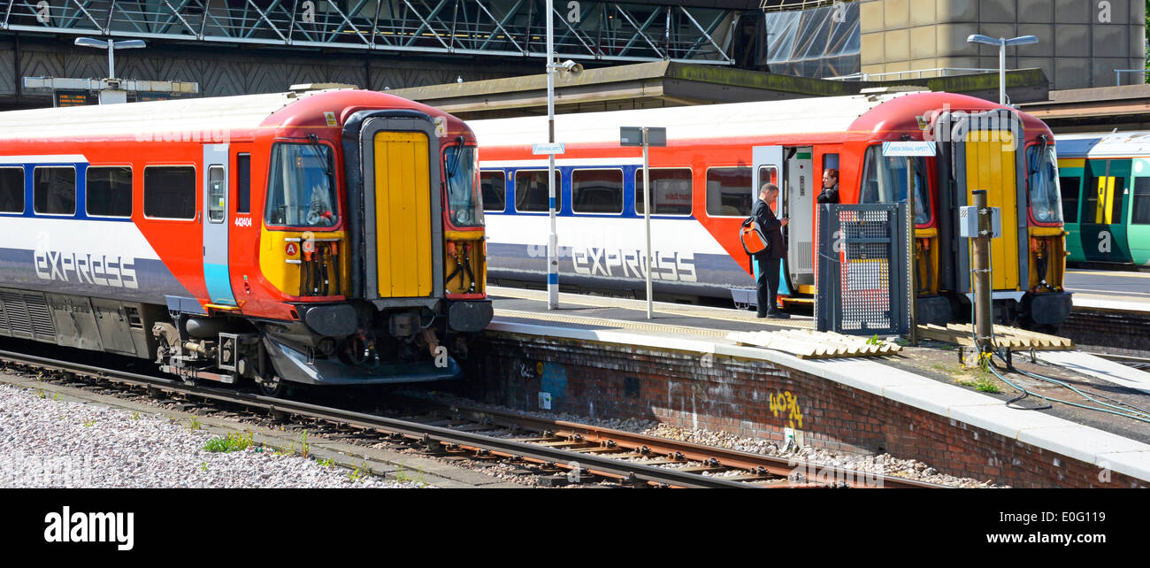 L' Aeroporto di Gatwick Express train equipaggio in chat prima di iniziare il viaggio di ritorno a Londra da Gatwick Airport Station Foto Stock