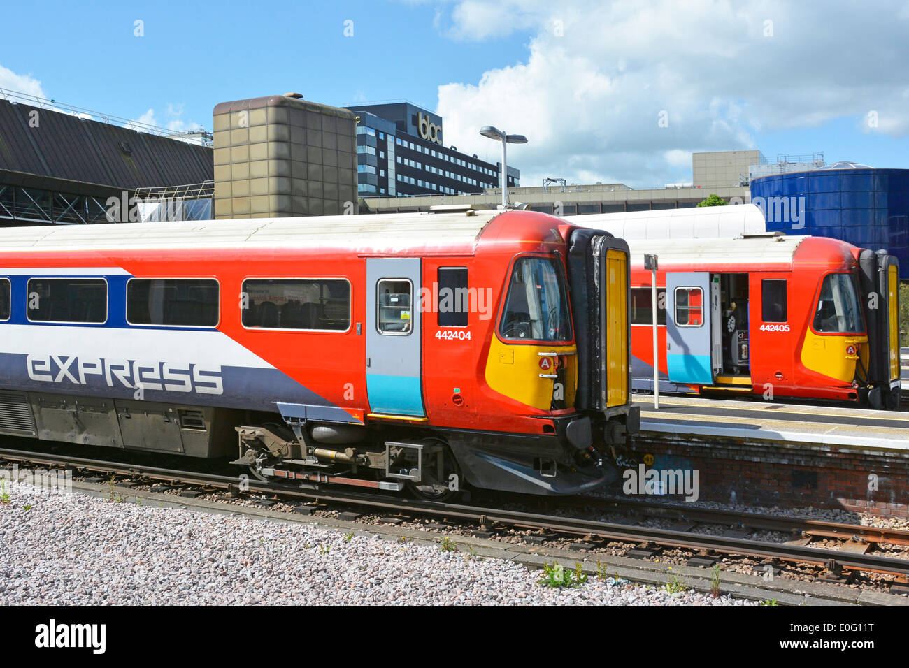 L' Aeroporto di Gatwick treni espresso in attesa a piattaforme prima di iniziare il viaggio di ritorno a Londra da Gatwick Airport Station Foto Stock