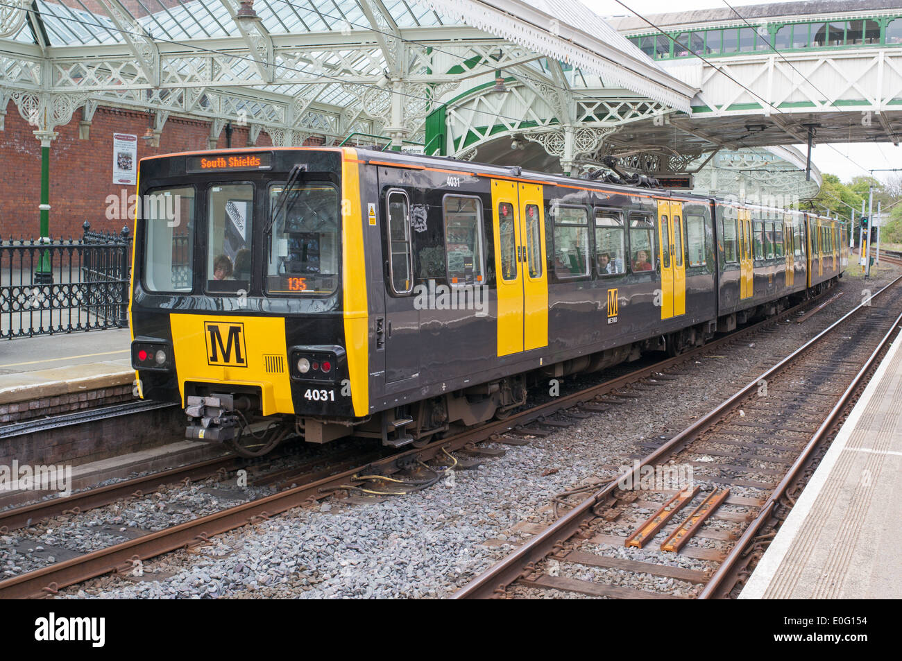 Metro treno nella stazione di Tynemouth, North East England, Regno Unito Foto Stock