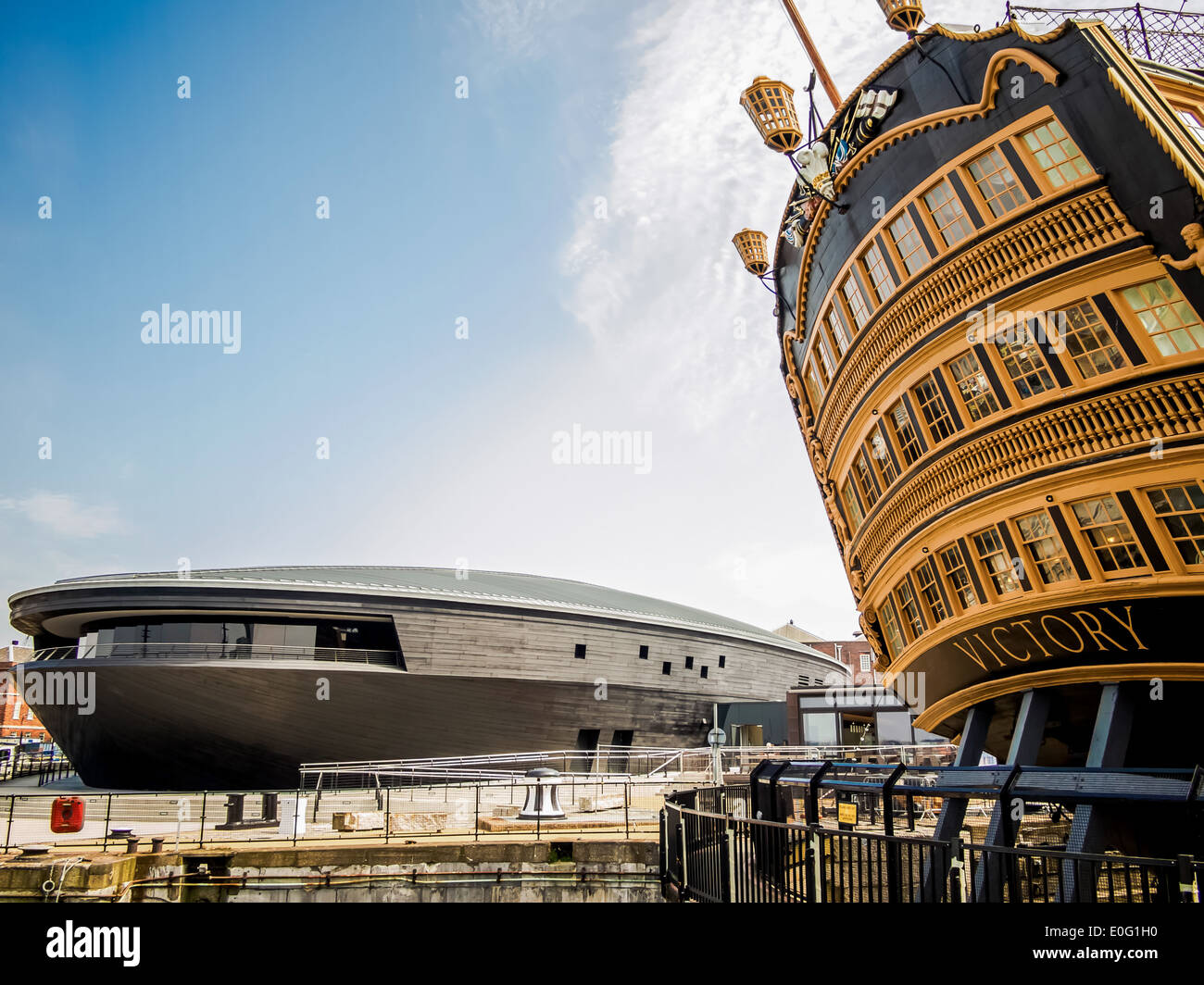 La poppa di HMS Victory con la Mary rose Museum in background a Portsmouth Historic Dockyard, Hampshire, Inghilterra. Foto Stock