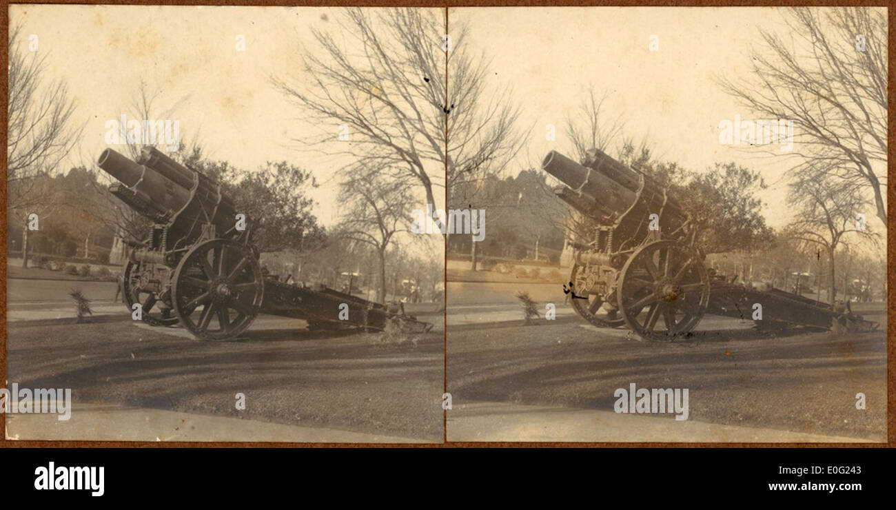 Questa immagine mostra una pistola tedesca catturata fuori dalla Victoria Barracks a Melbourne, un artefatto della prima guerra mondiale, che simboleggia il coinvolgimento militare dell'Australia nel conflitto. Foto Stock