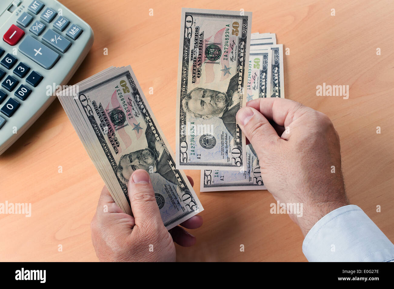 Un sacco di dollaro di banconote sono contati, Viele Dollar Geldscheine werden gezaehlt Foto Stock