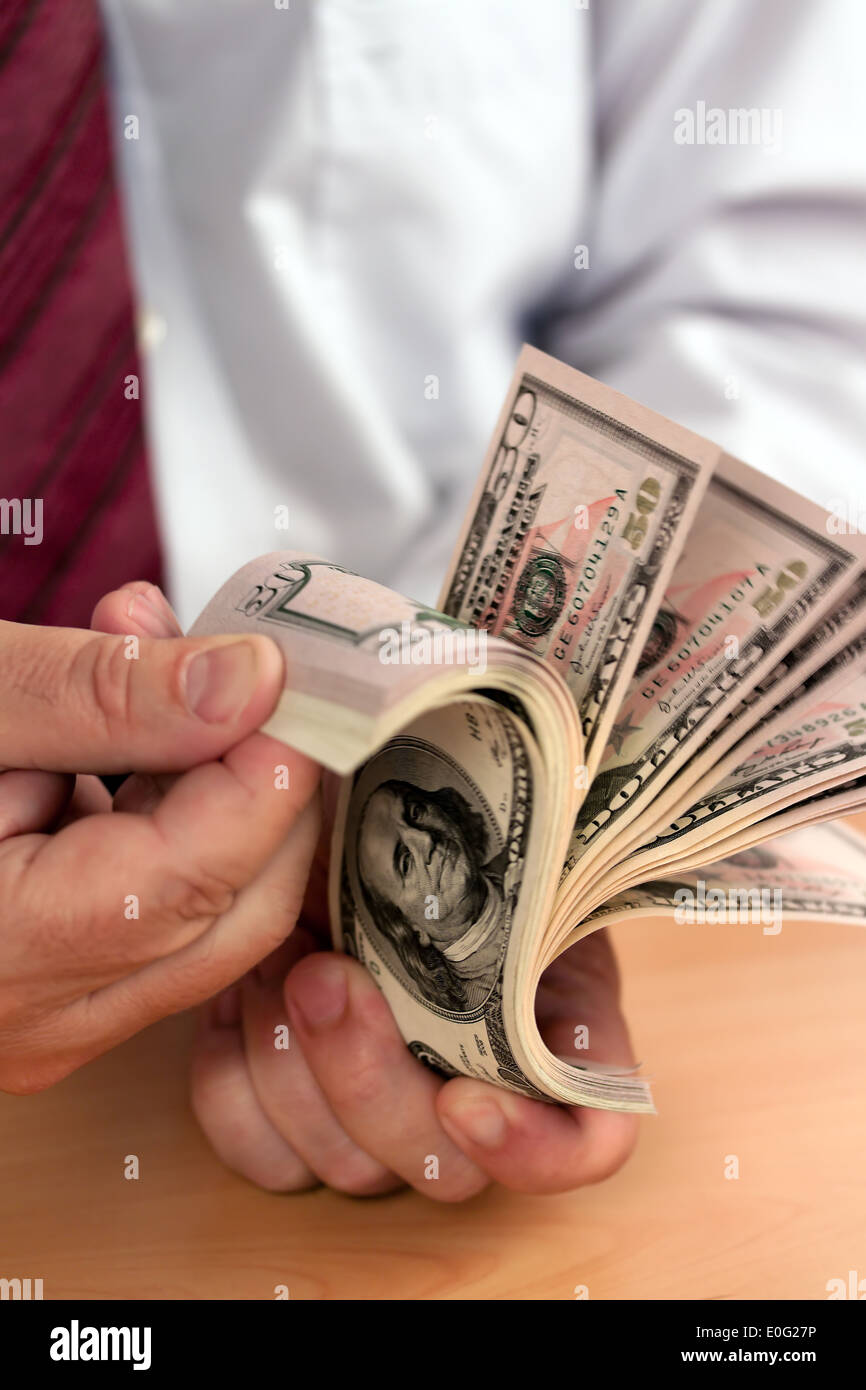 Un sacco di dollaro di banconote sono contati, Viele Dollar Geldscheine werden gezaehlt Foto Stock